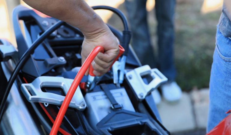 Les signes révélateurs d'une batterie de moto défaillante que vous ne devriez pas ignorer